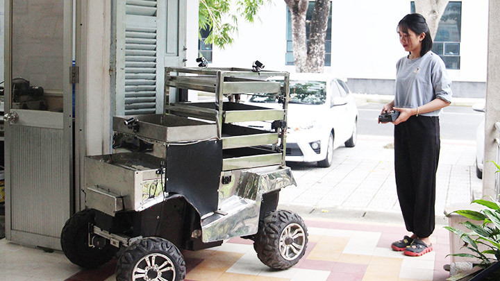 Phan Thị Mai đang điều khiển xe robot chạy thử.
