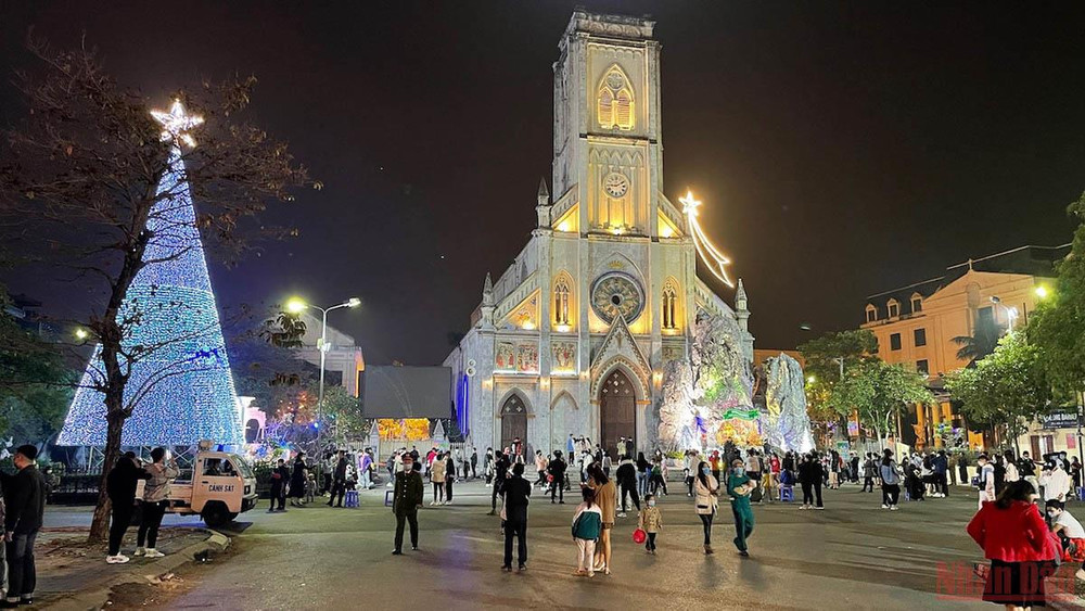 Khác mọi năm, đến thời điểm 21 giờ 30 phút tối 24/12 năm nay, không gian trước Nhà thờ lớn Nam Định vẫn khá thoáng đãng. Đón mùa Giáng sinh an lành giữa đại dịch Covid-19 -0