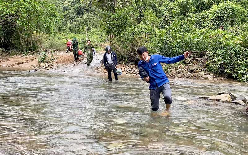 Sau khoảng 3 giờ trèo đèo, lội suối, các bạn thanh niên mới đến được nơi trồng rừng tiểu khu 218B. Tuổi trẻ Quảng Ngãi góp sức phục hồi rừng đầu nguồn -0
