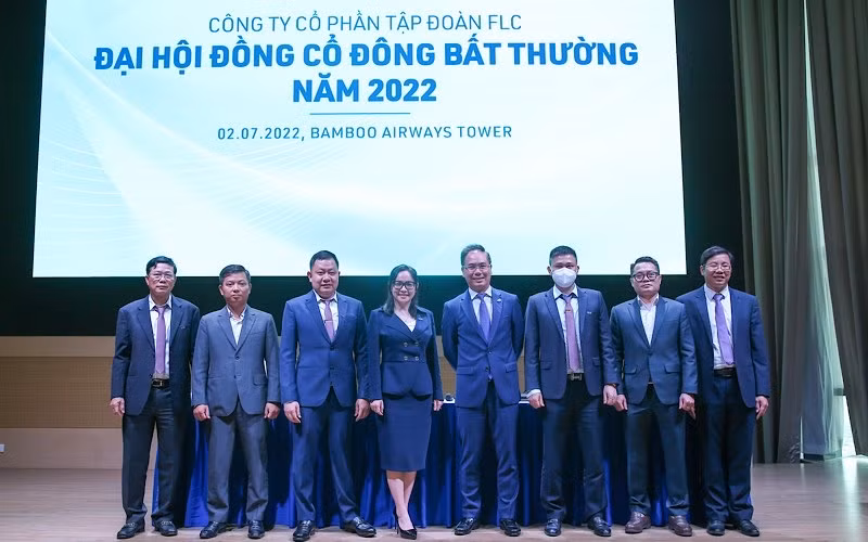 Ra mắt các thành viên Hội đồng quản trị và Ban Kiểm soát FLC nhiệm kỳ 2021-2026. Chủ tịch Hội đồng quản trị Lê Bá Nguyên đứng thứ 3 từ trái sang. (Ảnh: CTV)
