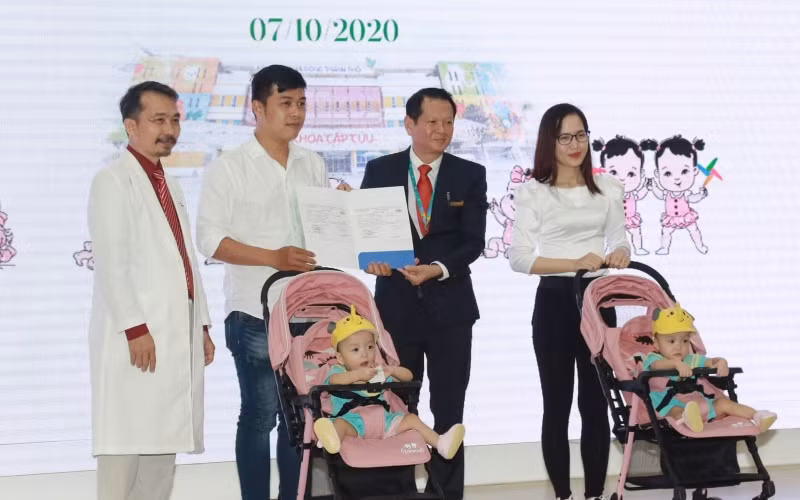 Hai bé Trúc Nhi - Diệu Nhi trong ngày xuất viện.