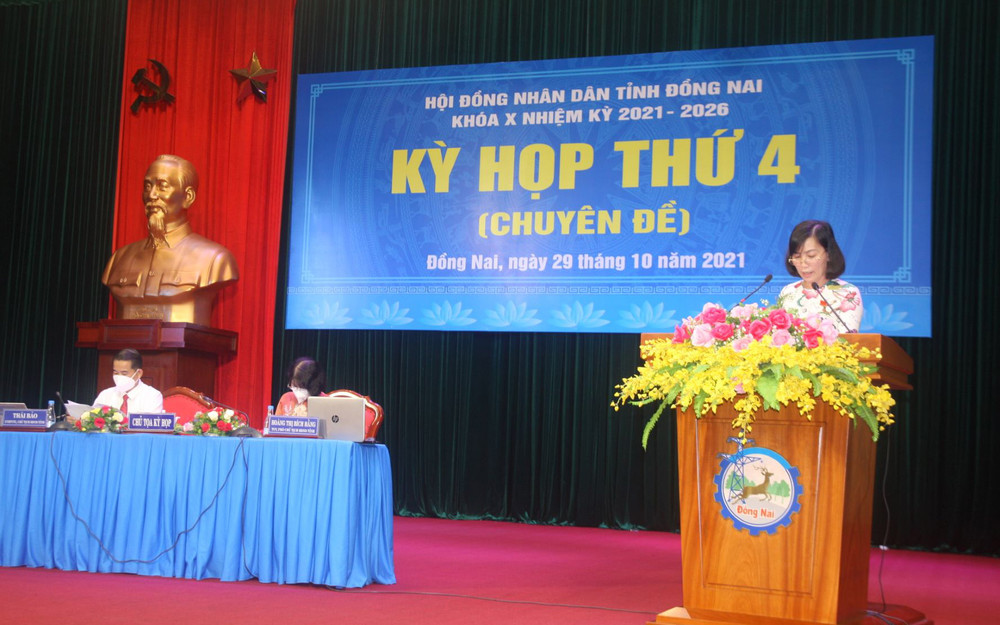 Đại diện UBND tỉnh Đồng Nai trình bày tờ trình quy định chính sách học phí học kỳ 1 năm học 2021 - 2022.