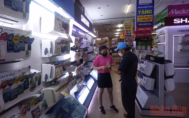 Khách hàng chọn mua sản phẩm tại siêu thị điện máy Media Mart Thanh Xuân (Hà Nội).