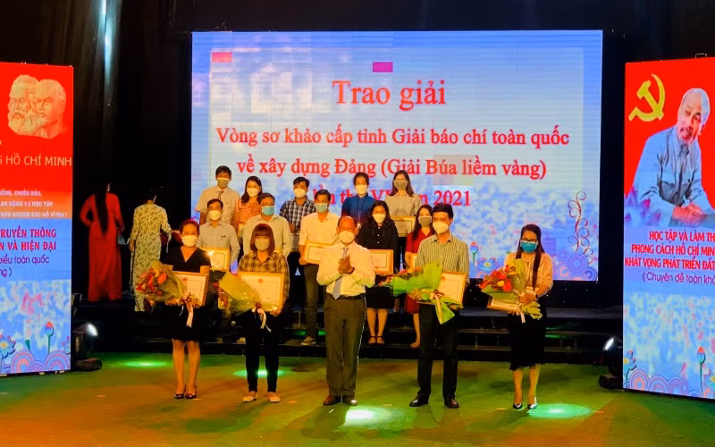 Ban Tổ chức trao giải thưởng cho các tác giả, nhóm tác giả đạt giải vòng sơ khảo cấp tỉnh giải Búa Liềm Vàng năm 2021.