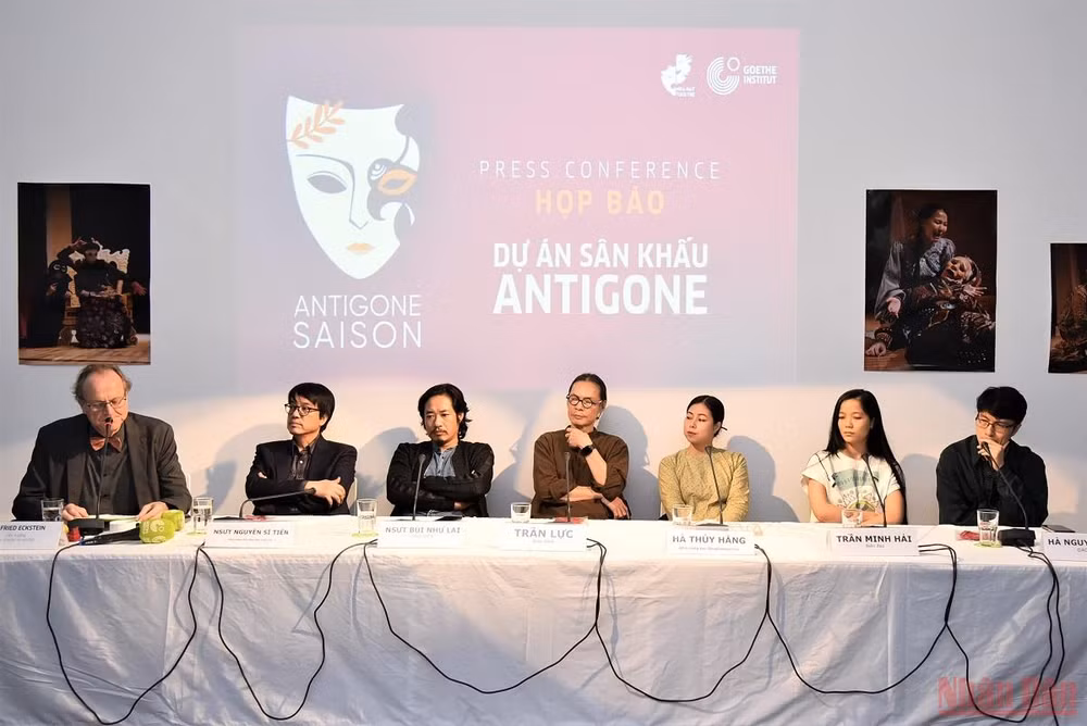 Buổi họp báo về dự án sân khấu "Antigone".