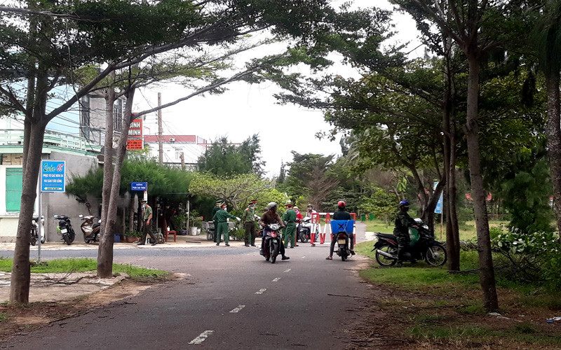 Các chốt kiểm soát được lập để kiểm soát người và phương tiện ra, vào xã Tam Thanh, huyện Phú Quý, nơi phát hiện nhiều ca nghi nhiễm Covid-19. Đảo Phú Quý (Bình Thuận) phát hiện ổ dịch với nhiều ca nghi nhiễm Covid-19 -0