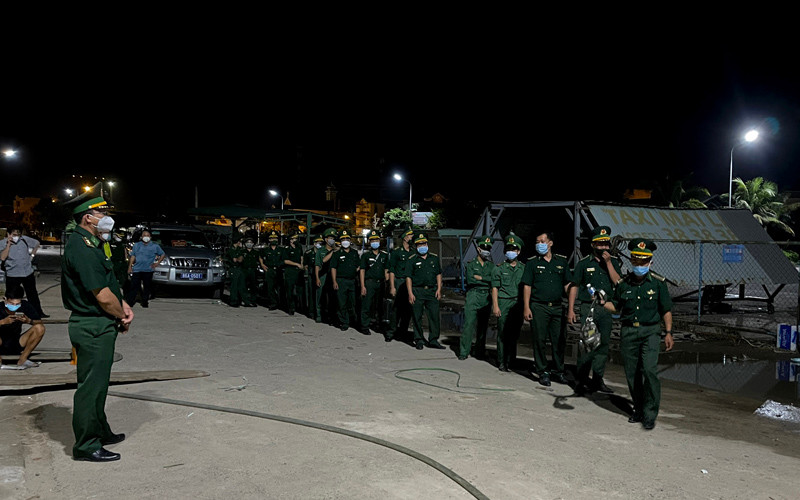 Lực lượng Bộ đội Biên phòng Bình Thuận được điều động ra đảo Phú Quý hỗ trợ địa phương thực hiện công tác phòng, chống dịch. Đảo Phú Quý (Bình Thuận) phát hiện ổ dịch với nhiều ca nghi nhiễm Covid-19 -0