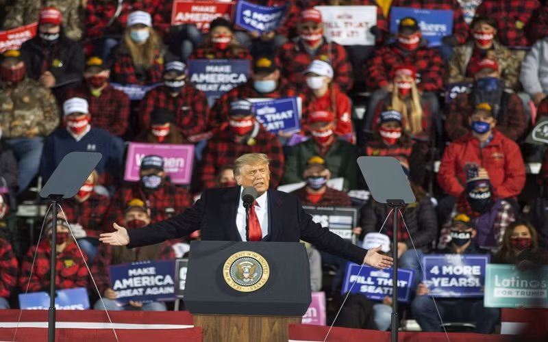 Ông Trump phát biểu trong cuộc vận động tranh cử diễn ra ngày 30-9, tại bang Minnesota. (Ảnh: AP)