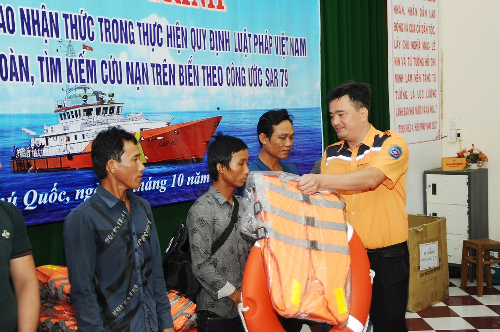 Ông Nguyễn Quốc Thụy, Trưởng phòng Phối hợp cứu nạn, Trung tâm MRCC tặng áo phao và phao bơi cho các ngư dân. 10-1601630577663.jpg