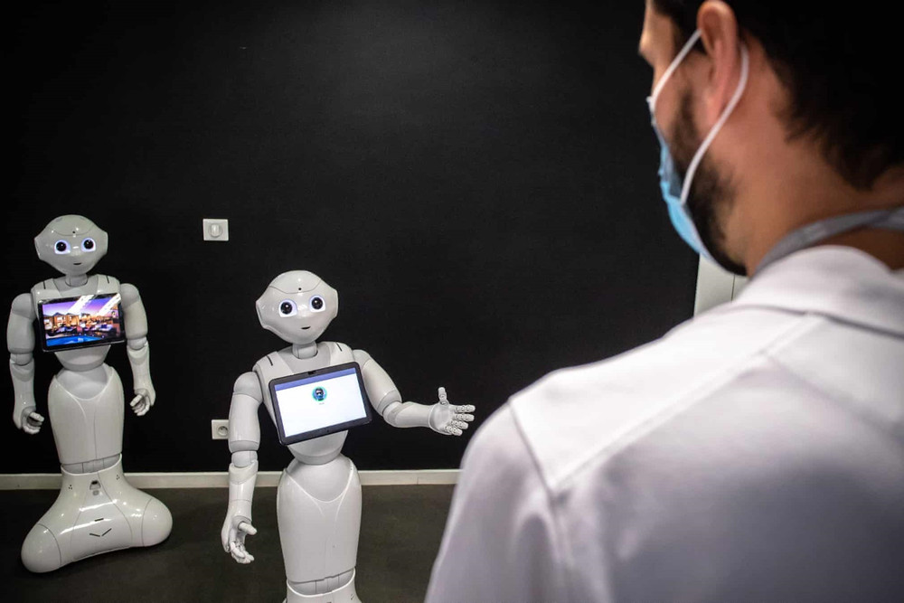 Robot "hạt tiêu" tại công ty SoftBank Robotics, thủ đô Paris, Pháp. Robot này có thể phát hiện người không đeo khẩu trang và nhắc nhở những người này tuân thủ quy định. (Ảnh: Tân Hoa xã) Robot