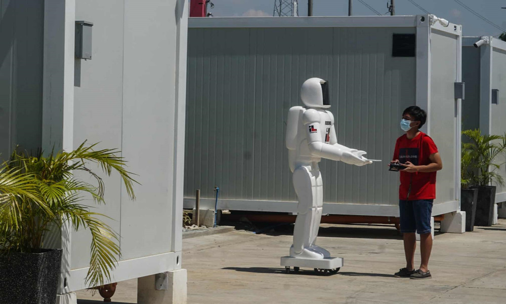 Y tá robot được huy động bên trong một cơ sở cách ly tại TP Taguig, Philippines. (Ảnh: Anadolu Agency/Getty Images) 13.jpg -2