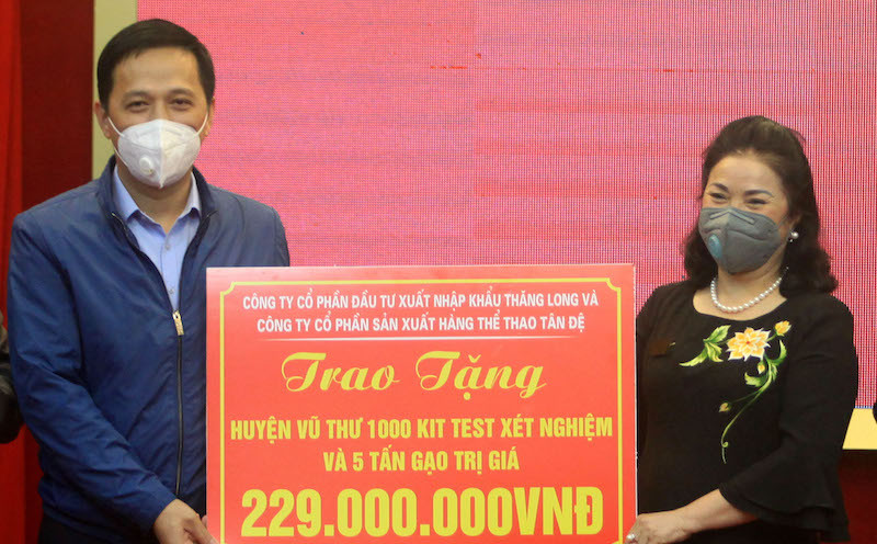 Trao 1.000 kít xét nghiệm Covid-19 và 5 tấn gạo trị giá 229 triệu đồng cho huyện Vũ Thư.