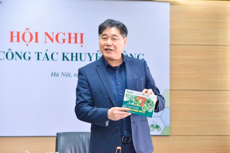 Giám đốc Trung tâm khuyến nông quốc gia Lê Quốc Thanh, giới thiệu về những ấn phẩm, tài liệu mới do Trung tâm biên soạn, xuất bản.