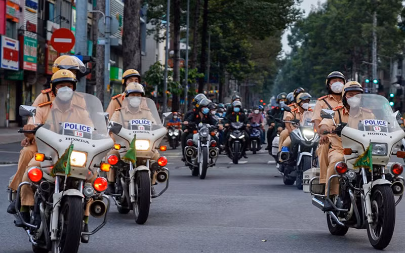 Công an TP Hồ Chí Minh ra quân tấn công trấn áp tội phạm. Ảnh: CHÍ CÔNG