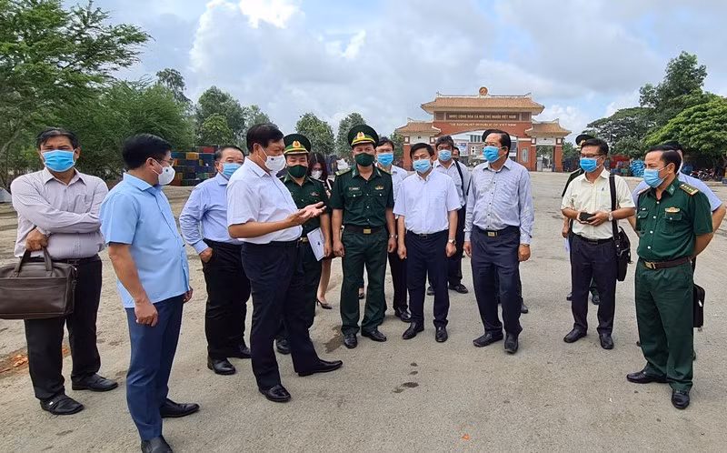 Ban Chỉ đạo quốc gia phòng, chống dịch Covid-19 kiểm tra thực địa tại Cửa khẩu quốc tế Bình Hiệp, thị xã Kiến Tường, tỉnh Long An.
