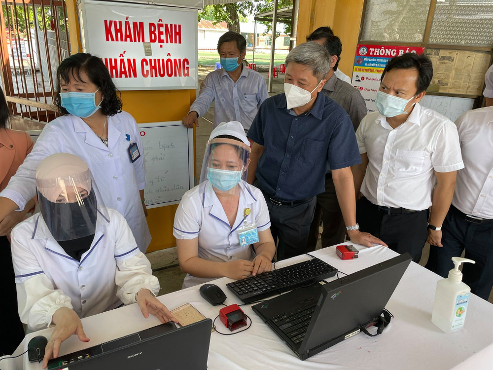 Đoàn công tác kiểm tra công tác phòng chống dịch tại Trung tâm y tế huyện An Phú tỉnh An Giang. Không chấp hành khuyến cáo 5K, nguy cơ bùng dịch rất lớn -0