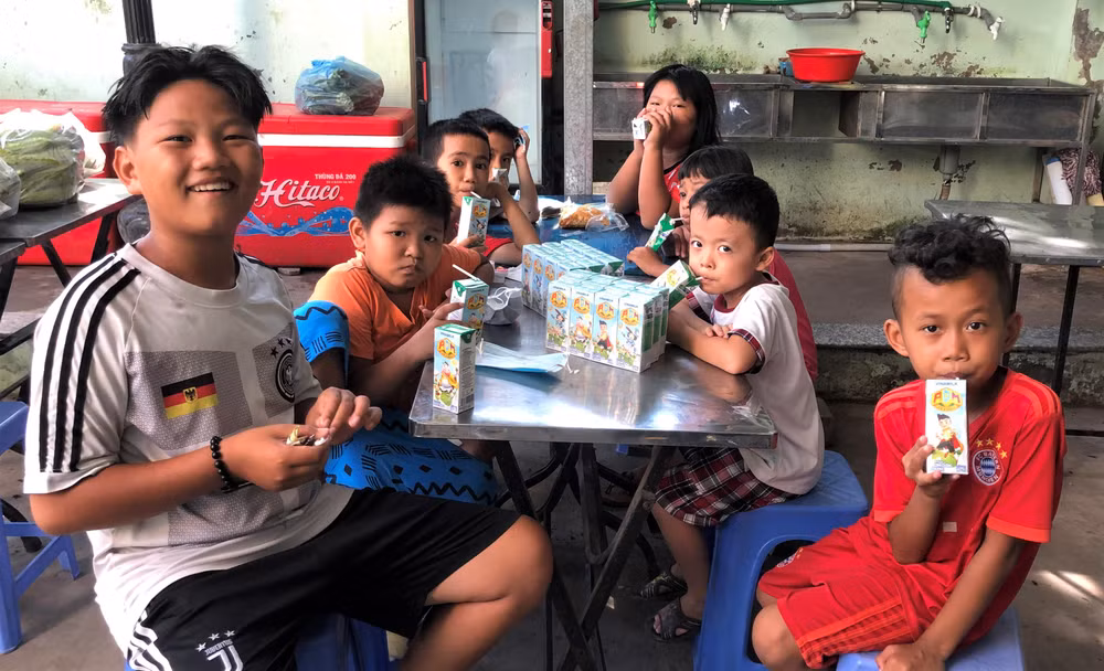 Món quà “bất ngờ” từ Vinamilk đến các em nhỏ có hoàn cảnh khó khăn giữa ngày hè giãn cách -0