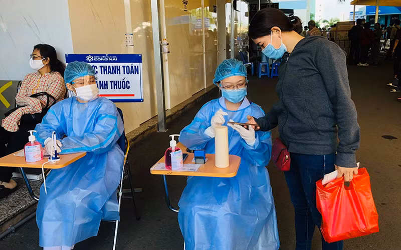 Nhân viên y tế hướng dẫn người dân khai báo y tế để phòng, chống Covid-19.