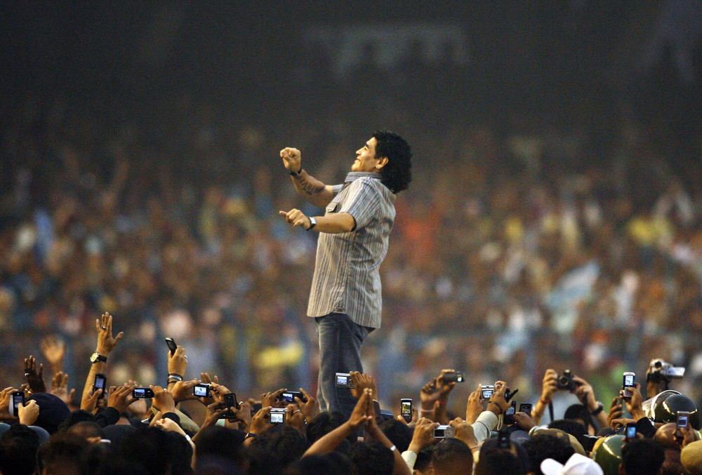 Maradona tham dự một chương trình tại sân vận động Salt Lake, Ấn Độ, năm 2008. (Ảnh: Getty Images) Cuộc đời và sự nghiệp của huyền thoại Maradona qua ảnh -0