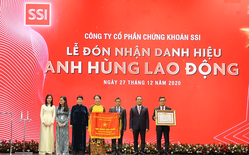 Ðại diện Công ty cổ phần Chứng khoán SSI tại lễ đón nhận danh hiệu Anh hùng Lao động thời kỳ đổi mới.