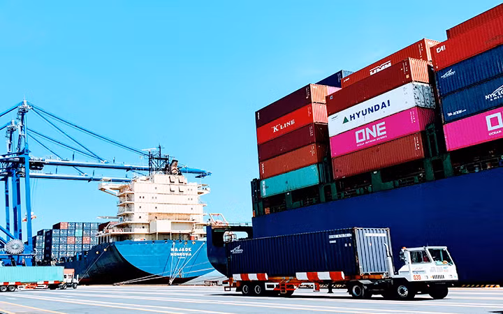 Các doanh nghiệp vận tải hàng hóa đang phải căng mình duy trì hoạt động do giá xăng, dầu tăng. (Ảnh QUANG DŨNG)