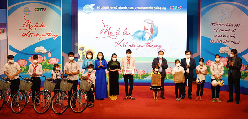 Đại diện lãnh đạo tỉnh Quảng Bình tặng quà cho các em học sinh mồ côi hoàn cảnh khó khăn. Kết nối yêu thương trẻ mồ côi thông qua chương trình “Mẹ đỡ đầu” -0
