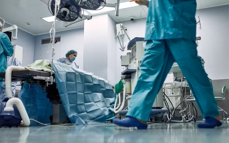 Chăm sóc bệnh nhân Covid-19 tại bệnh viện ở Pháp. (Ảnh: Actu.fr)