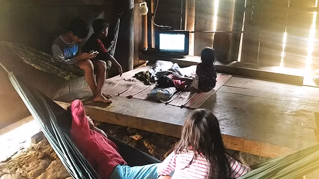 Trẻ em làng Vui.
