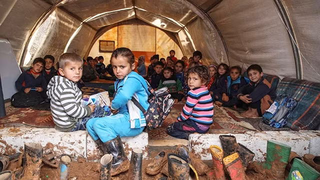 Lớp học của trẻ em Syria trong trại tị nạn ở Idlib. Ảnh: AFP