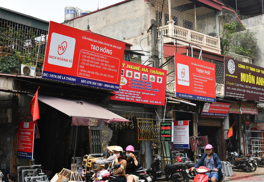 Nhằm bảo đảm an ninh, nhiều hộ gia đình đã lắp đặt thêm khung sắt. Tuy nhiên, phương án thoát hiểm nhanh nhất khi có sự cố thì lại không có. 4_nha_ong-1617856165820.jpg