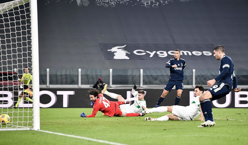 Khoảnh khắc đi vào lịch sử của Ronaldo đến ở phút bù giờ của trận đấu. (Ảnh: Getty Images) Ronaldo san bằng kỷ lục ghi bàn nhiều nhất mọi thời đại -0