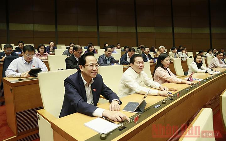 Các đại biểu Quốc hội tham gia biểu quyết thông qua Bộ luật Lao động năm 2019 (Ảnh: Duy Linh). 10 thành tựu nổi bật về lao động - thương binh và xã hội giai đoạn 2016-2020 -0