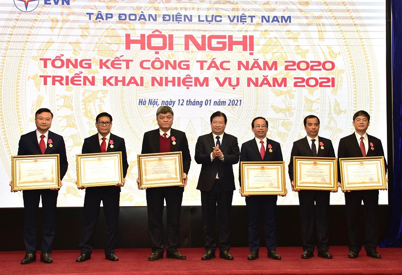 Phó Thủ tướng Trịnh Đình Dũng đã trao tặng nhiều danh hiệu và phần thưởng cao quý cho các tập thể, cá nhân trong ngành Điện lực Việt Nam. Bảo đảm vững chắc an ninh cung cấp năng lượng điện cho phát triển đất nước -0
