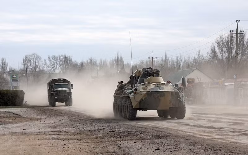 Các phương tiện quân sự của quân đội Nga trên đường phố tại thị trấn Armyansk, Crimea, ngày 24/2/2022. (Ảnh: REUTERS)