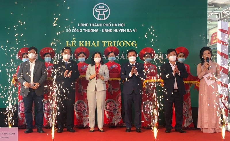 Các đại biểu dự lễ khai trương điểm giới thiệu, bán sản phẩm OCOP trên địa bàn huyện Ba Vì.