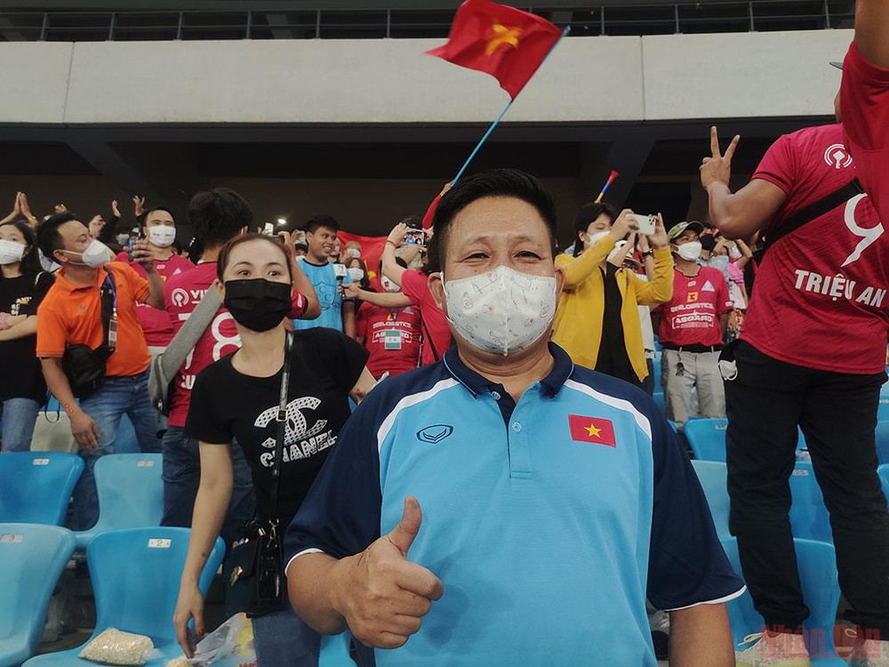 Anh Lê Mạnh Hùng, chủ một nhà hàng ẩm thực Việt Nam tại Phnom Penh: “Cảm xúc của tôi hôm nay là trên cả tuyệt vời. Thi đấu giải này, nhiều cầu thủ U23 Việt Nam bị nhiễm dịch. Nhưng khi vào trận chung kết, các cầu thủ của chúng ta đã thi đấu với tinh thần dân tộc thật tuyệt vời. Chiến thắng này dành cho bà con kiều bào Việt Nam ở Campuchia và đồng bào ở bên nước nhà. Tất cả bà con đều hướng về Tổ quốc”. U23 Việt Nam vô địch-Trận đấu để lại nhiều cảm xúc -0