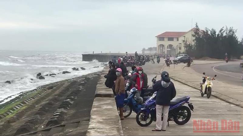 Người dân địa phương đang ngóng đợi thông tin từ lực lượng cứu nạn, cứu hộ. Khẩn trương điều tra, làm rõ vụ lật ca nô trên vùng biển Hội An -0