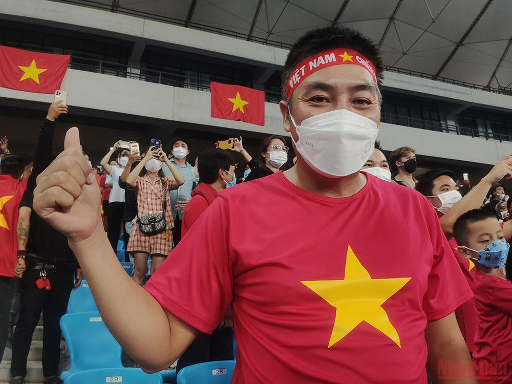 Anh Đỗ Như Ninh, phu quân của một cán bộ Đại sứ quán Việt Nam tại Campuchia: “Thật tự hào! Đội U23 Việt Nam chúng ta đã vô địch! Từ đầu giải đến giờ, tôi luôn có cảm xúc khi theo dõi các trận đội chúng ta thi đấu. Chúng ta chơi hay và đã trở thành nhà vô địch”. U23 Việt Nam vô địch-Trận đấu để lại nhiều cảm xúc -0