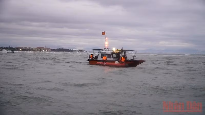 Khẩn trương điều tra, làm rõ vụ lật ca nô trên vùng biển Hội An -0