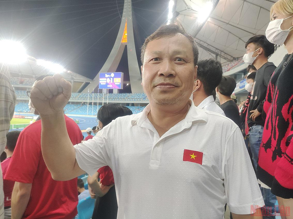 Anh Phan Văn Trường, cán bộ cơ quan thương vụ Việt Nam tại Campuchia: “Đầu tiên rất là lo, sau đó thấy màn trình diễn của các cầu thủ U23 Việt Nam không có gì tuyệt vời hơn. Đặc biệt, chúng ta không phòng thủ mà đá đôi công luôn. Một trận đấu cực kỳ hợp lý và chiến thắng thuyết phục. Phải nói là từ đầu giải đến trận chung kết, đội của chúng ta đã vượt qua nhiều khó khăn và chơi cực kỳ hay”. U23 Việt Nam vô địch-Trận đấu để lại nhiều cảm xúc -0