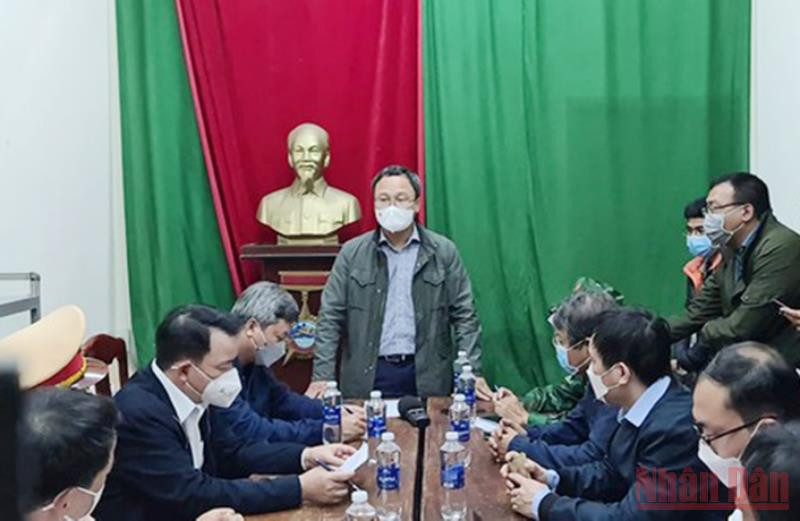 Đêm 26/2, Phó Chủ tịch chuyên trách Ủy ban ATGT quốc gia Khuất Việt Hùng đã đến hiện trường chỉ đạo công tác tìm kiếm. Tìm thấy thêm 2 người mất tích trong vụ lật ca nô tại vùng biển Hội An -0