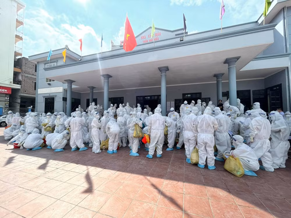 Nắng nóng không làm khó được tinh thần các chiến sĩ áo trắng.