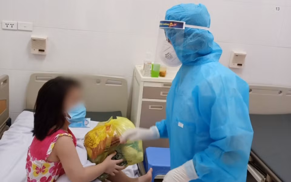 Tết thiếu nhi của trẻ trong khu cách ly điều trị -0