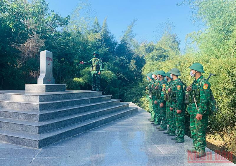 Hằng ngày, các cán bộ, chiến sĩ Đồn Biên phòng Ea H’leo đều đến thăm, bảo vệ cột mốc biên giới do đơn vị quản lý. Vững vàng nơi biên cương -0
