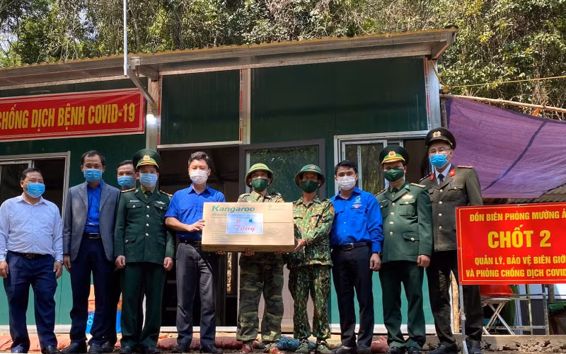 Thăm, tặng quà cho các chiến sĩ tại các điểm chốt phòng chống dịch Covid-19. (Ảnh: Tỉnh đoàn Nghệ An)