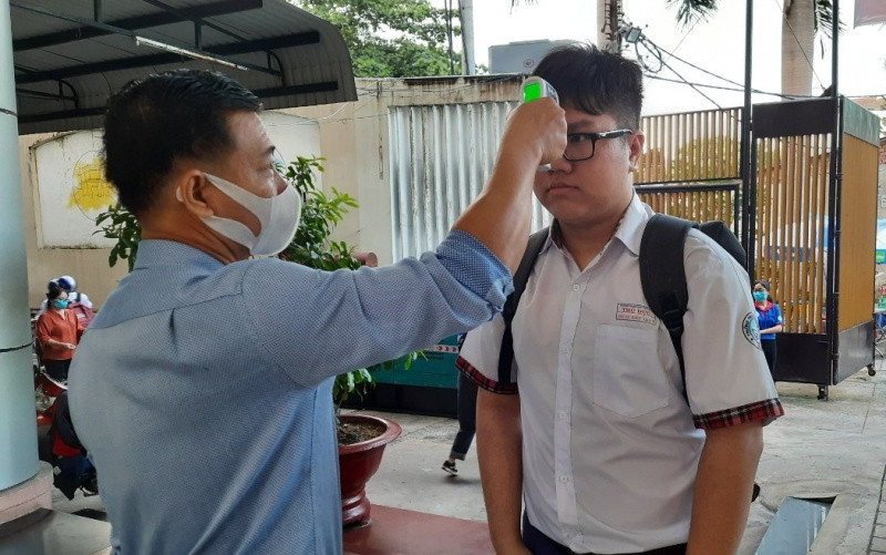 Trường THPT Thủ Đức, TP Thủ Đức, TP Hồ Chí Minh đo thân nhiệt cho học sinh. Các địa phương nâng cao công tác phòng, chống dịch Covid-19 -0