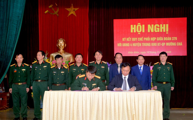 Đoàn KT-QP 379 và lãnh đạo bốn huyện ký kết quy chế phối hợp.