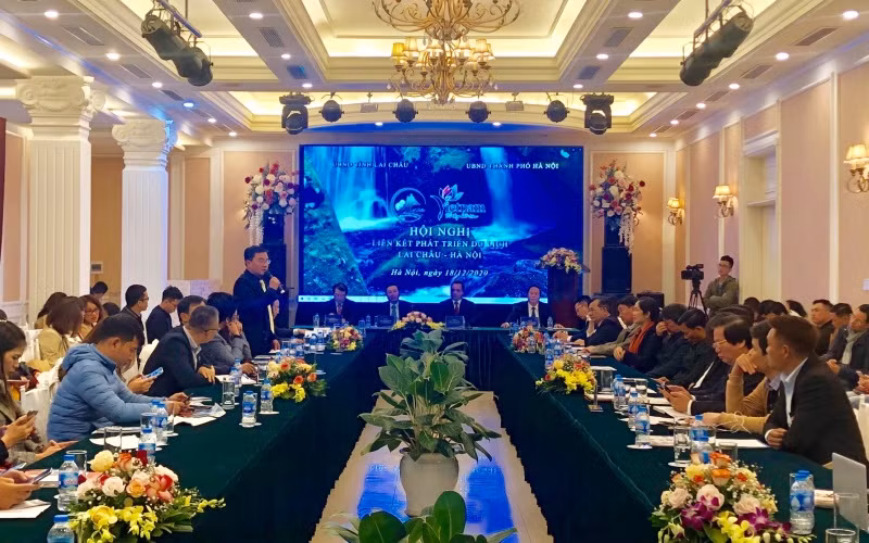 Các đại biểu trao đổi ý kiến tại Hội nghị Liên kết phát triển du lịch Lai Châu - Hà Nội.