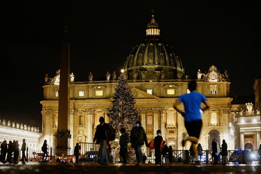 Quảng trường St. Peter tại Vatican trở nên đông đúc hơn trong đêm Giáng sinh. (Ảnh: Reuters) Noel -0