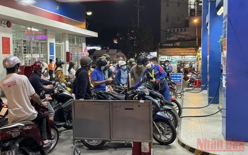 Người dân chen chúc đổ xăng tại Cửa hàng xăng dầu Tăng Nhơn Phú, đường Lê Văn Việt, phường Tăng Nhơn Phú A (thành phố Thủ Đức). Thành phố Hồ Chí Minh: Người dân đổ dồn ra cửa hàng đổ xăng trước giờ tăng giá -0